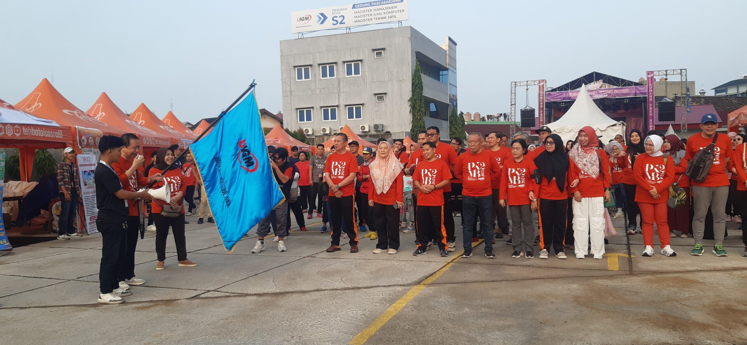 Ratusan Karyawan dan Keluarga Besar UIGM Tumpah Ruah di Jalan Sehat Dies Natalis ke-17