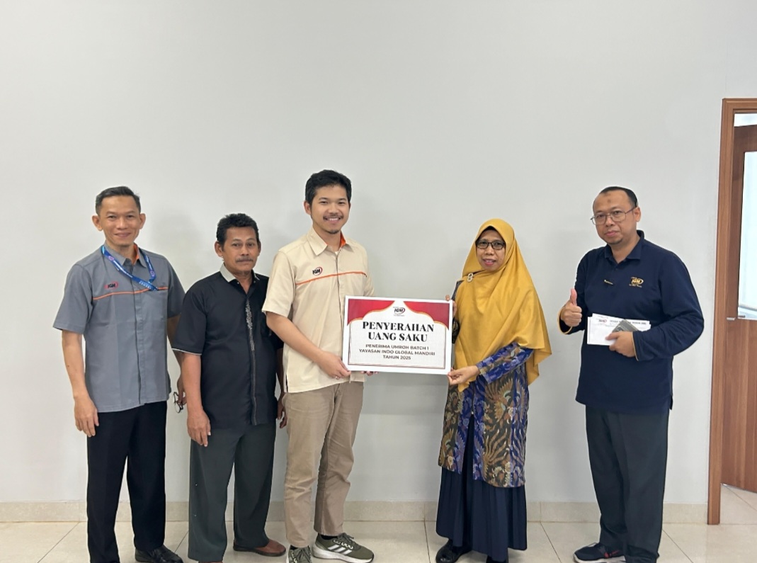 Berangkat Umrah 19 Agustus, Dua Karyawan Teladan Yayasan IGM Terima Uang Saku
